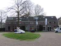 840719 Gezicht op de voorgevels van de panden Wolvenplein 20-24 (links) te Utrecht, op het voorterrein van de ...